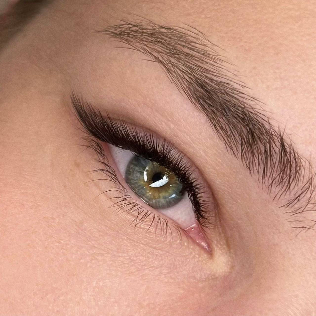 Наращивание ресниц 3D