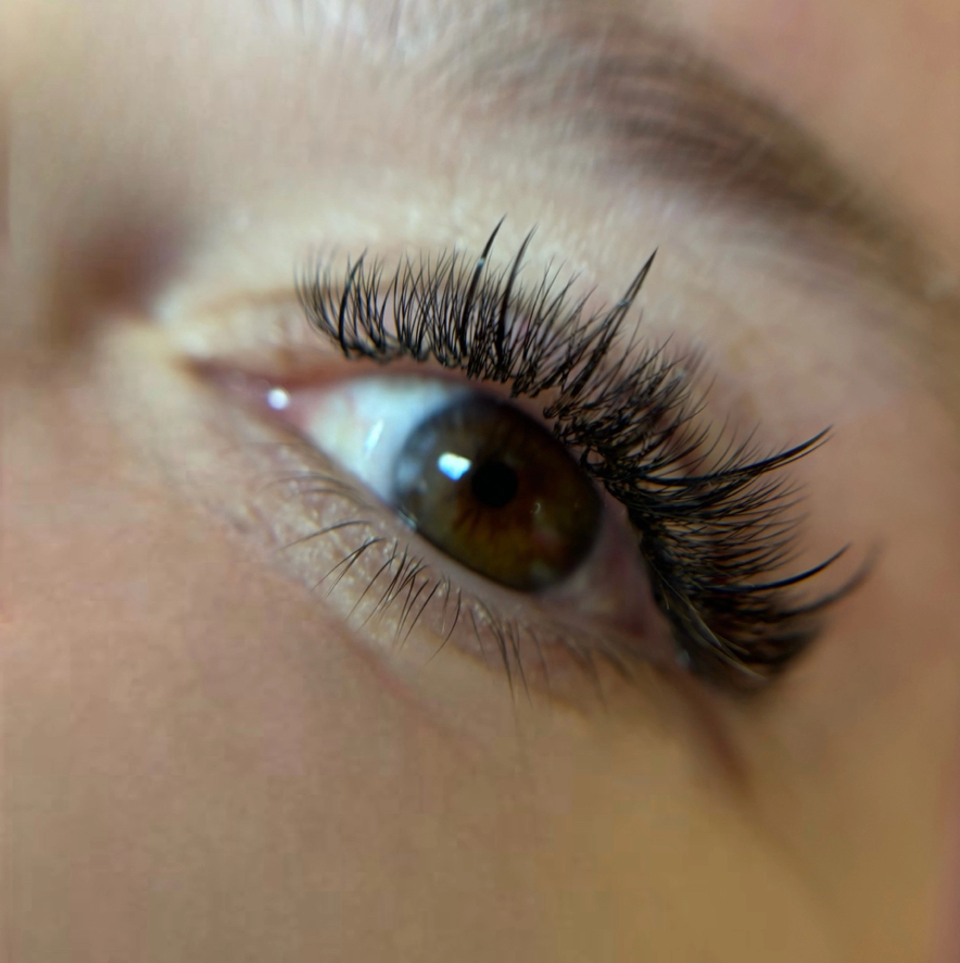 Коррекция ресниц(до 2-х недель)  Стоимость -500₽ от предыдущего наращивания. Коррекцию делаю только своей работы!