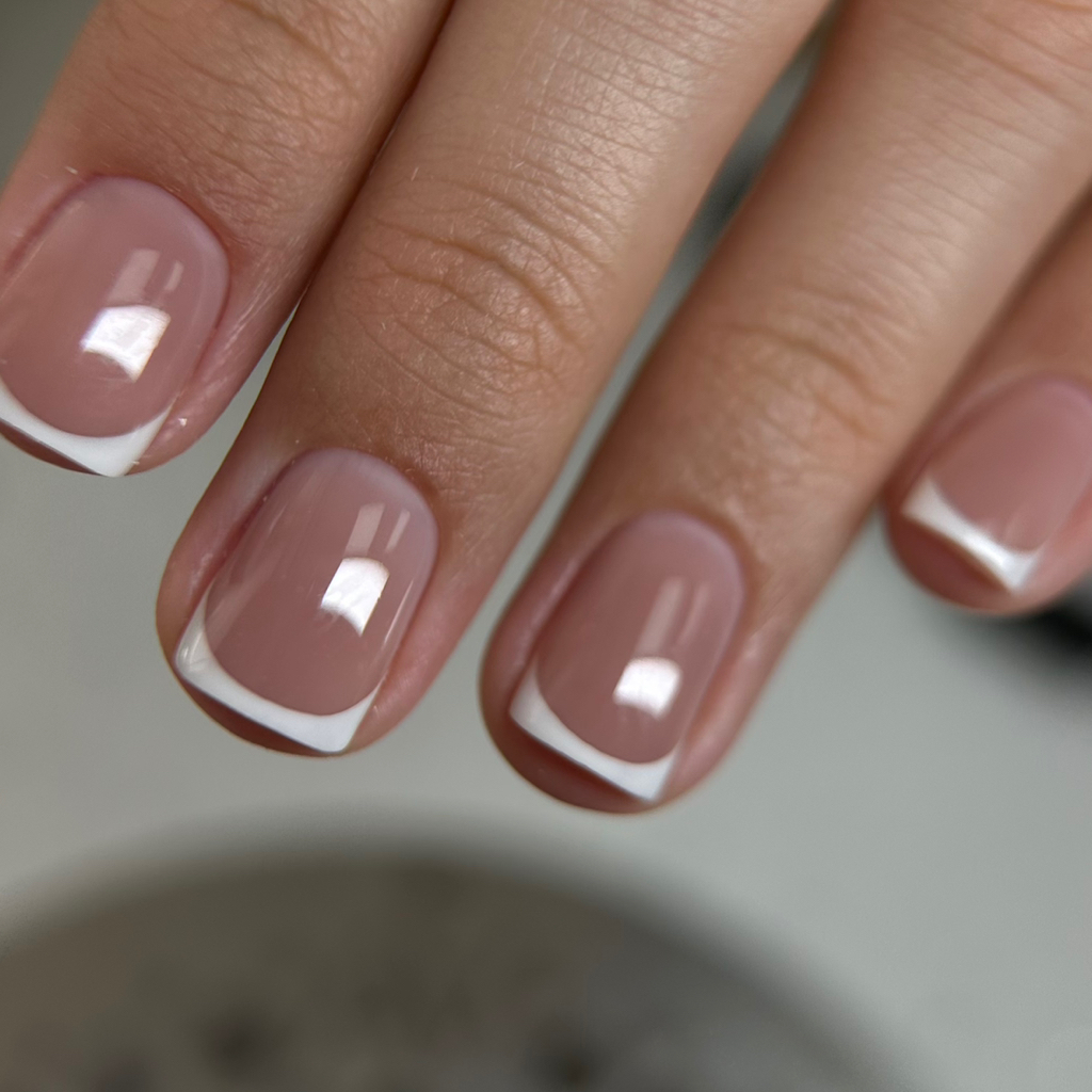 Маникюр с покрытием френч