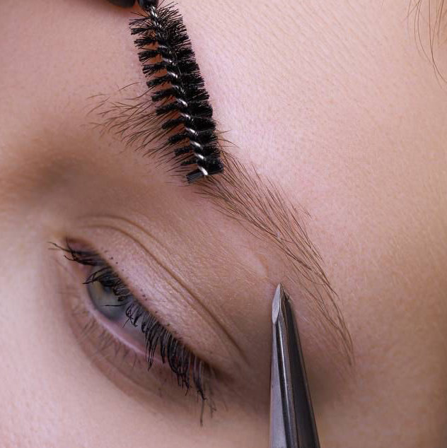 Коррекция бровей