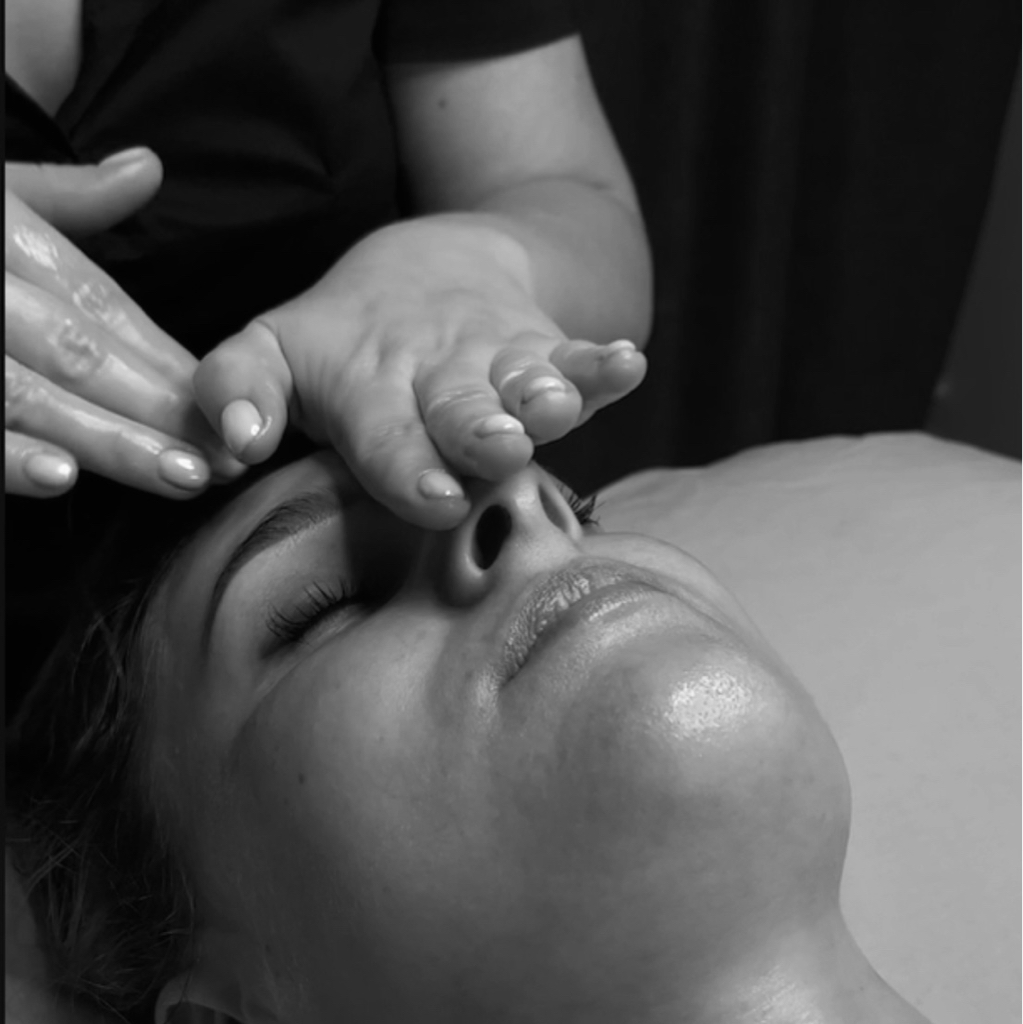 Классический массаж лица