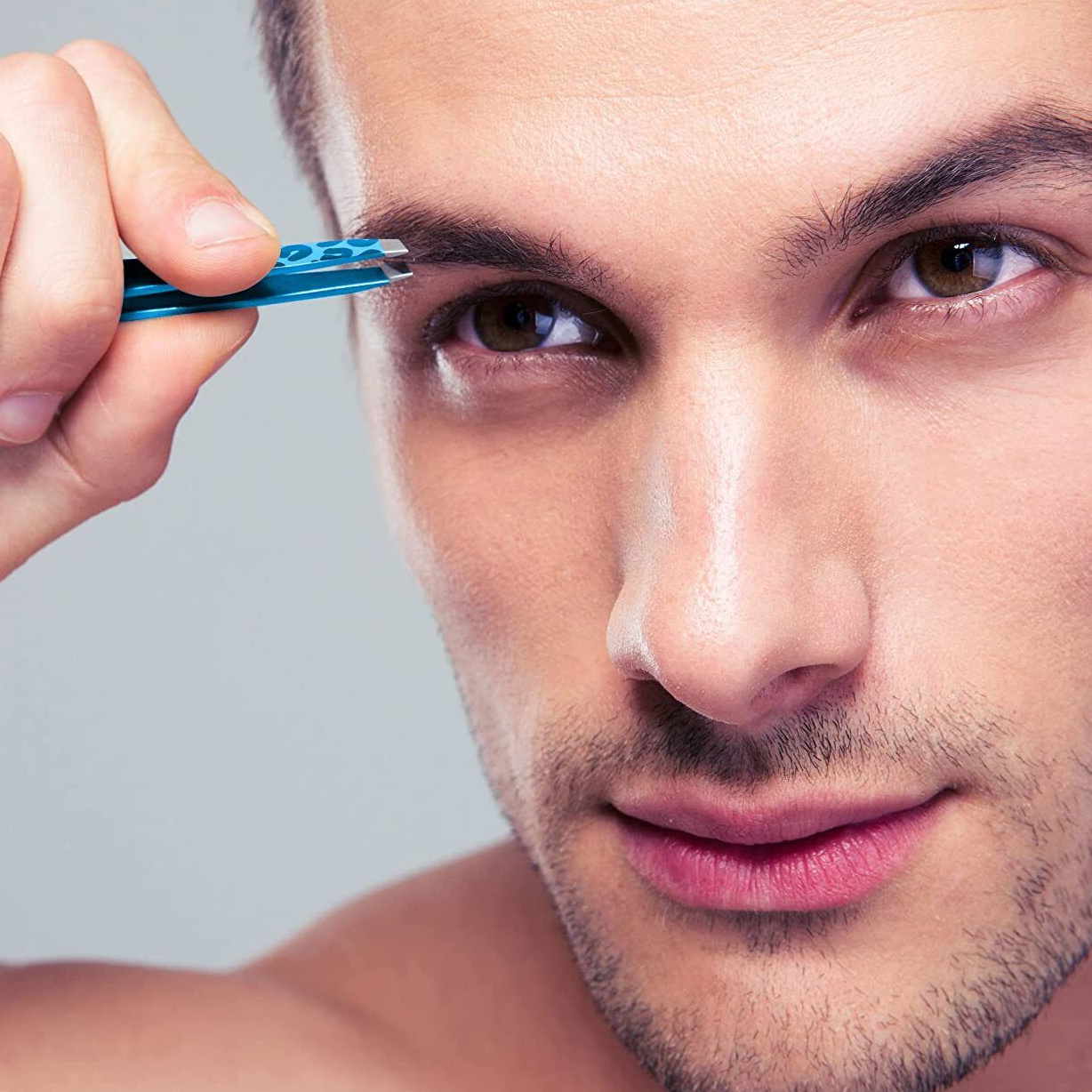 Стрижка бровей