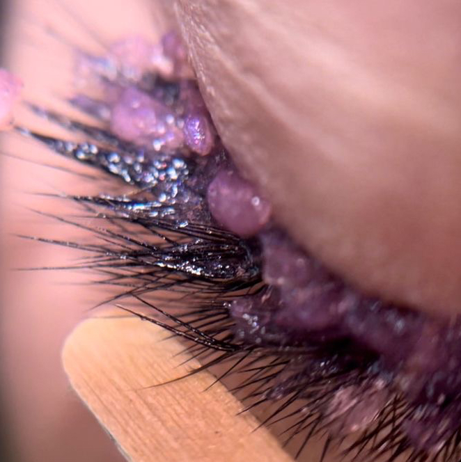 Снятие наращенных ресниц