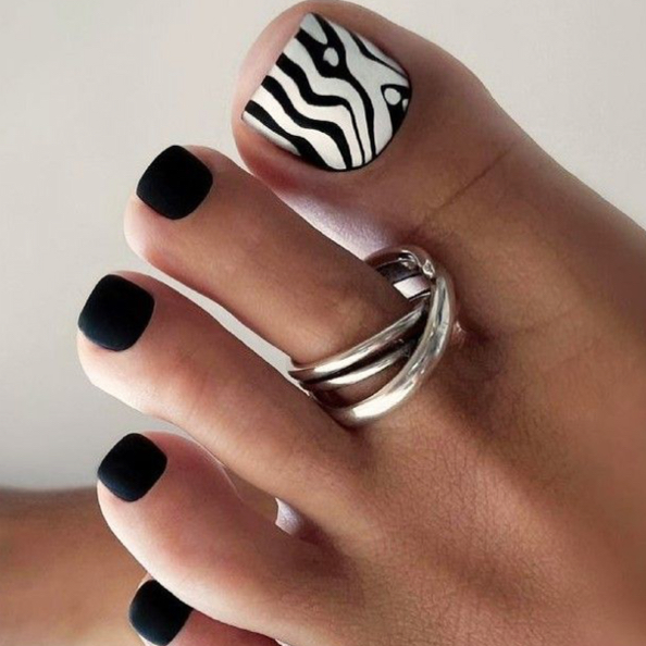 Педикюр обработка ступни и ногтей с покрытием гель-лак