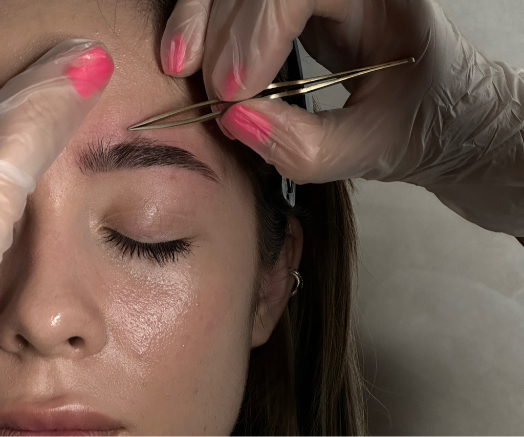 Коррекция и окрашивание бровей