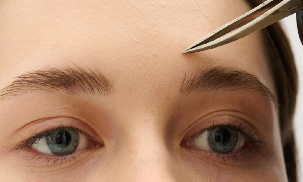 Моделирование/архитектура  бровей ( форма, густота, лишние волоски удаляются с помощью воска/пинцетом)