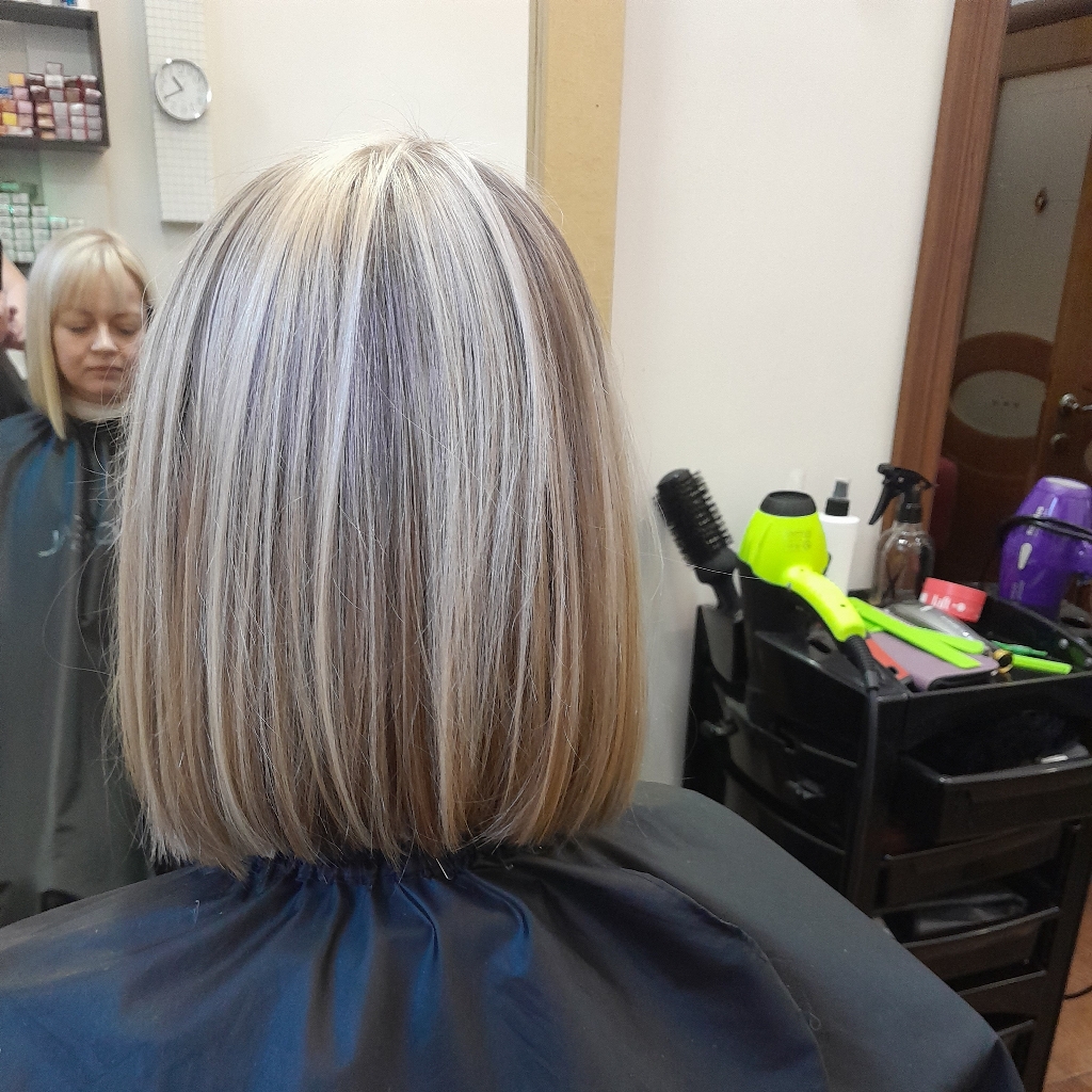 Женская стрижка (средняя длина)