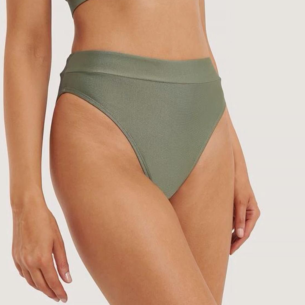 Глубокое бикини