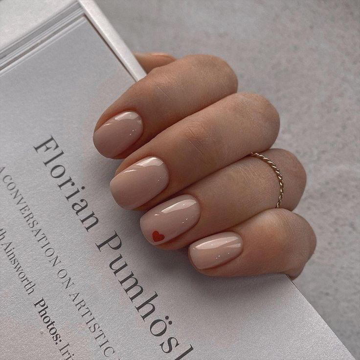 Маникюр с покрытием, укреплением и дизайном