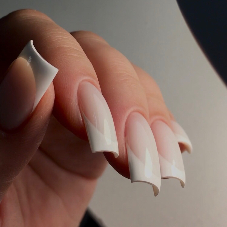 Маникюр с дизайном (цена от 1800) уточняйте