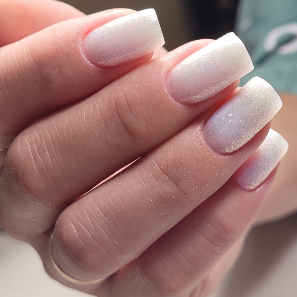 Маникюр и однотонное покрытие на длинные ногти