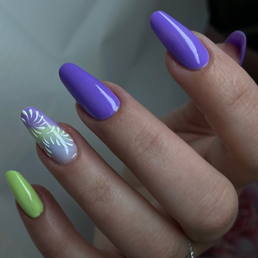 Наращивание ногтей средняя, короткая длина.