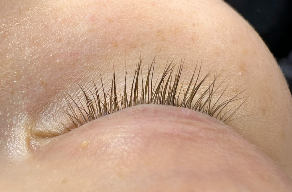 Снятие наращенных ресниц