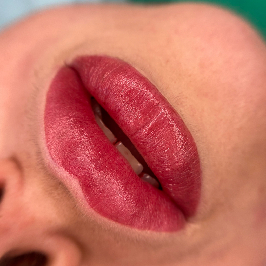 Перманентный макияж губ.