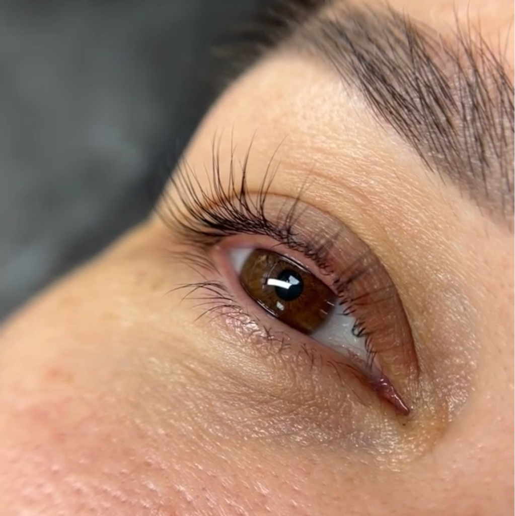 Ламинирование верхних ресниц + окрашивание верхних и нижних