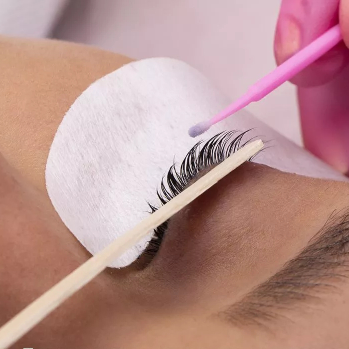 Снятие наращенных ресниц