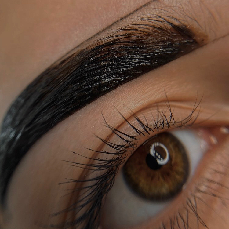 Оформление бровей краской