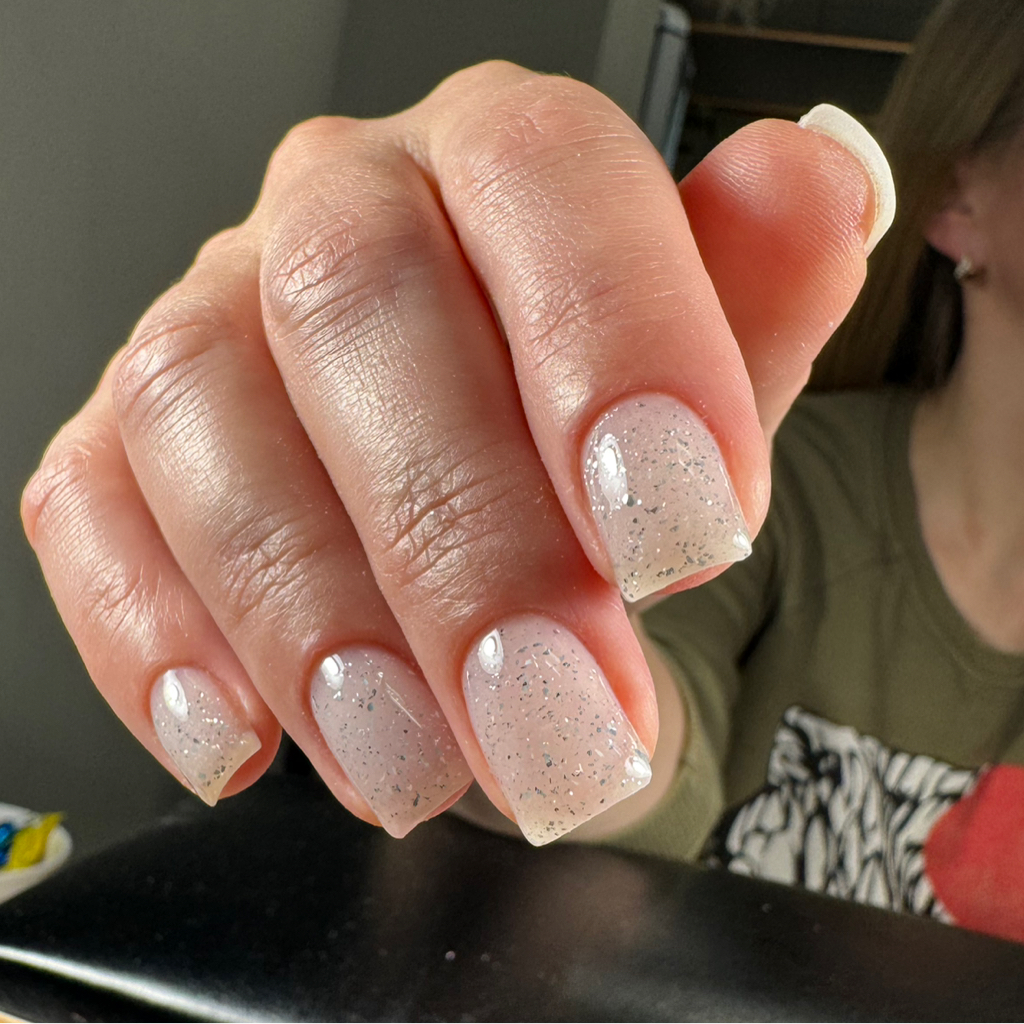 Укрепление ногтей гелем (снятие, маникюр, покрытие твердым гелем, ремонт одного ногтя). Короткие ногти.