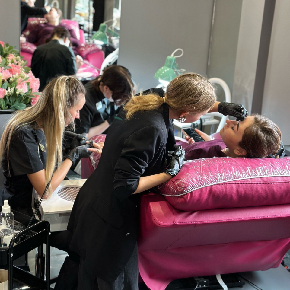 Маникюр гель лак + педикюр гель лак + наращивание ресниц