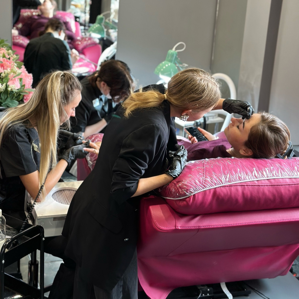 Маникюр гель лак + педикюр гель лак + оформление окрашивание бровей