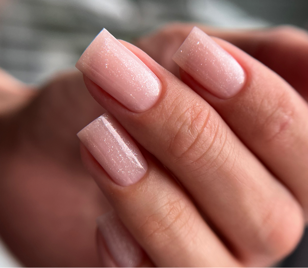 Маникюр с укреплением гелем (эффект натуральных ногтей)