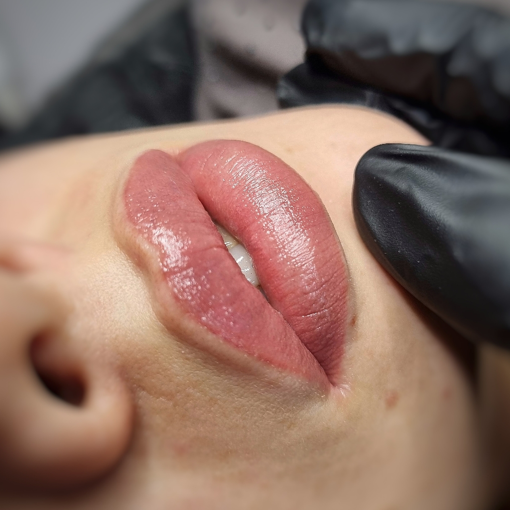 Перманентный макияж губ