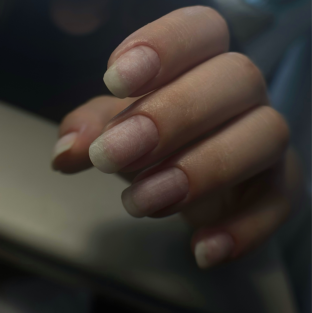 Снятие + чистый маникюр.