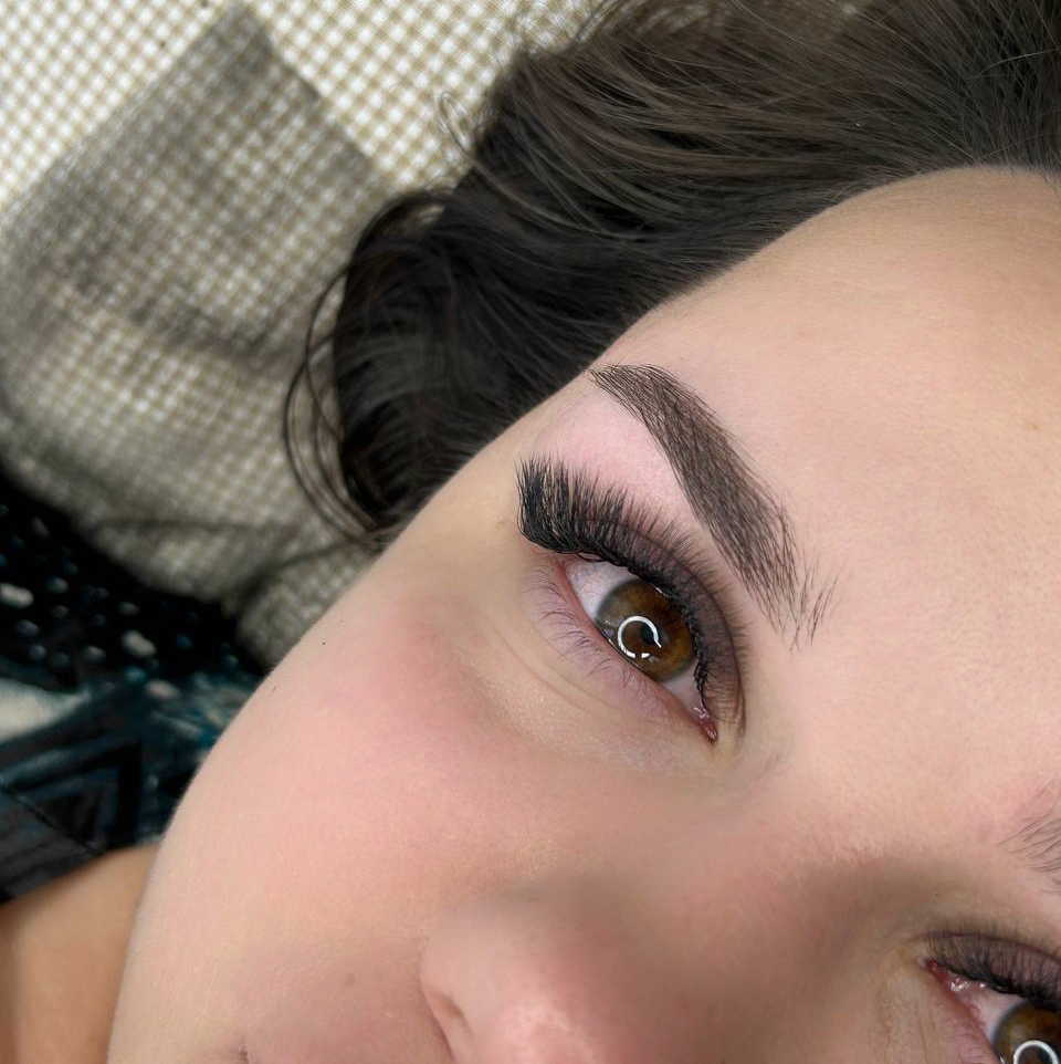 Наращивание ресниц  3,5-4D объём