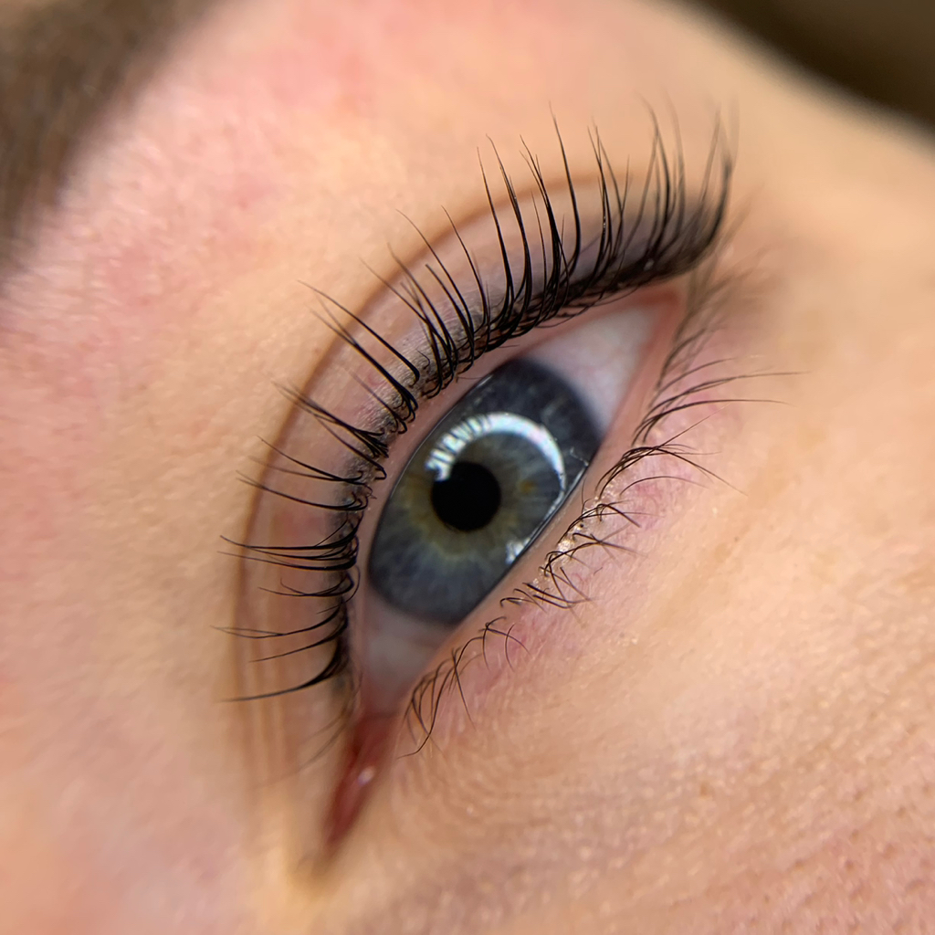 Бережное ламинирование верхних и нижних ресниц + Окрашивание + Укрепление ботоксом