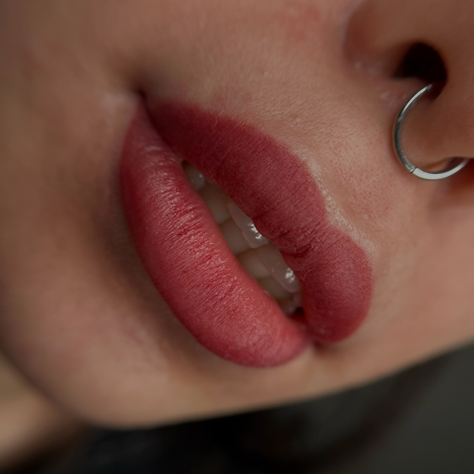 Перекрытие перманентного макияжа губ