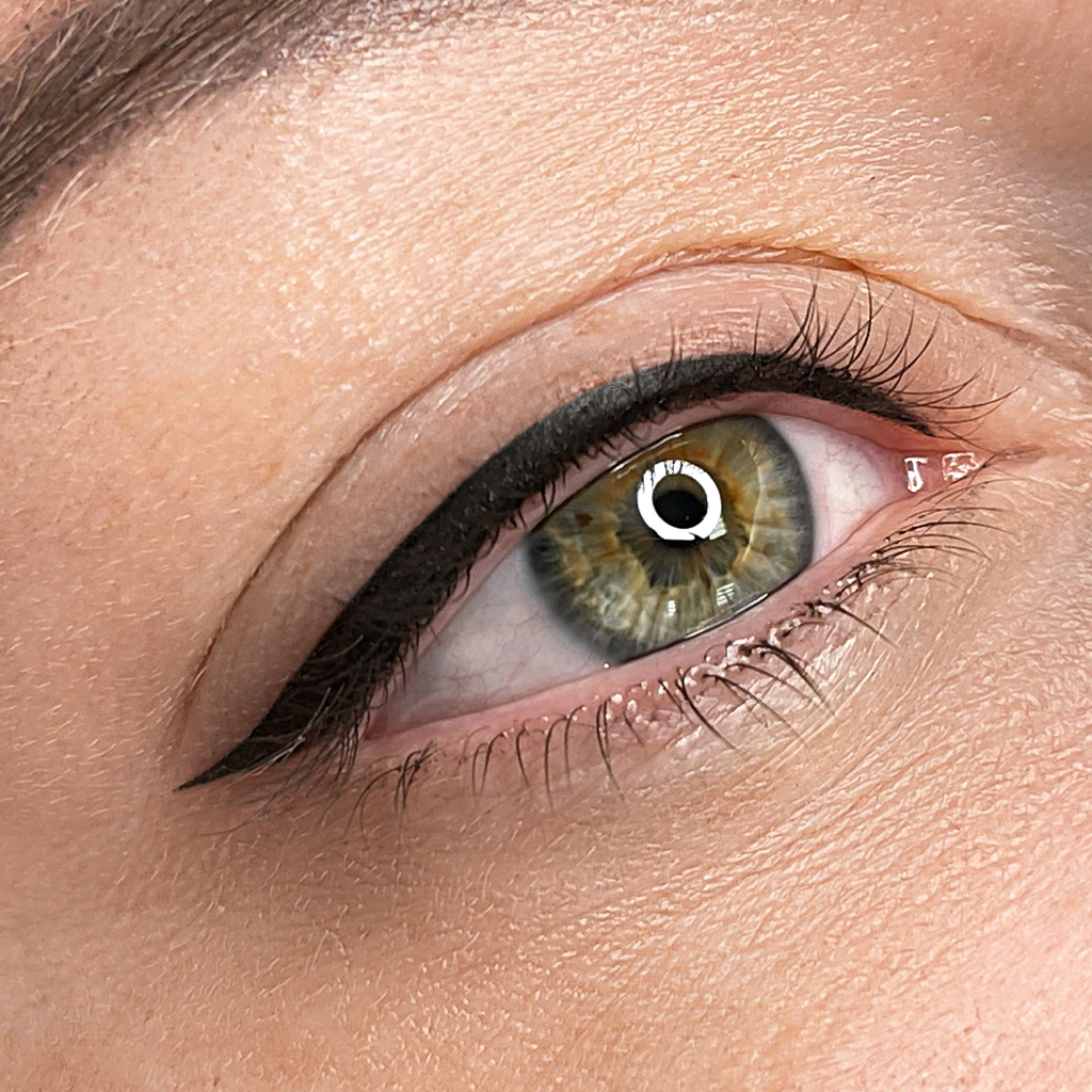 Перманентный макияж век (стрелка)