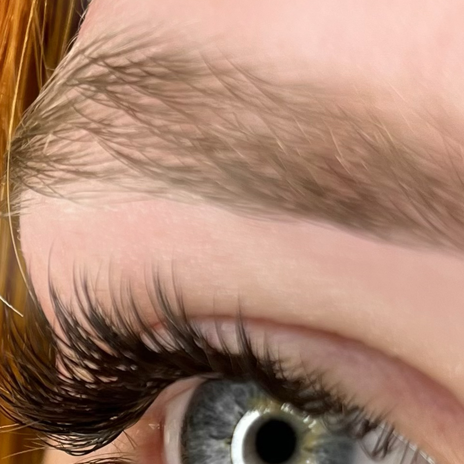 Механическое осветление бровей (пинцет)