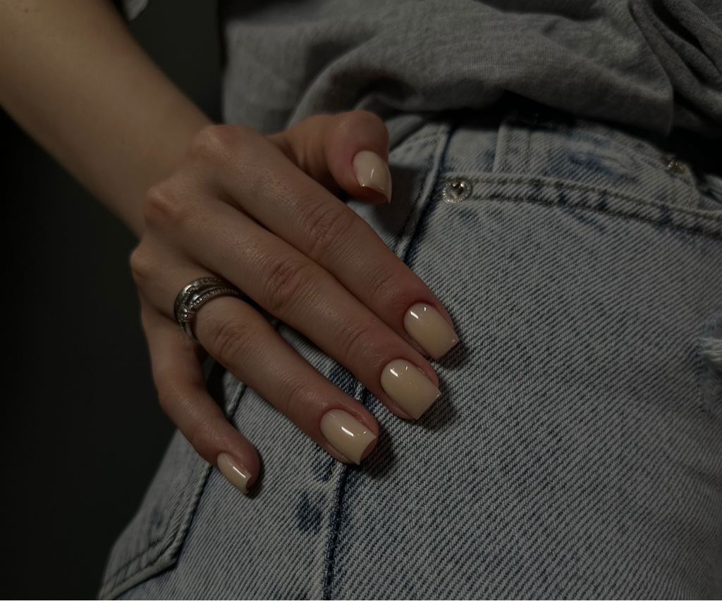 Комбинированный маникюр с однотонным покрытием гель-лаком