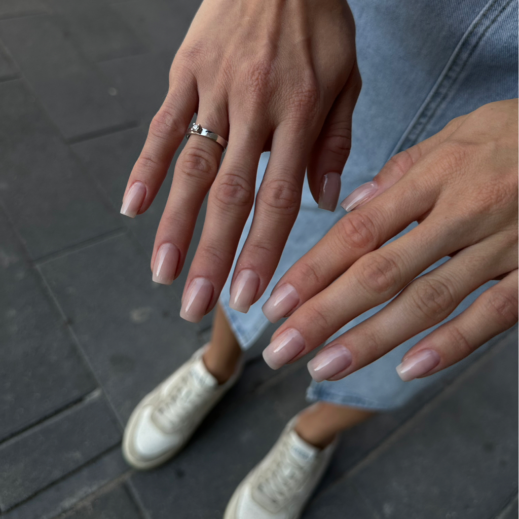 Комбинированный маникюр с укреплением и однотонным  покрытием гель-лаком