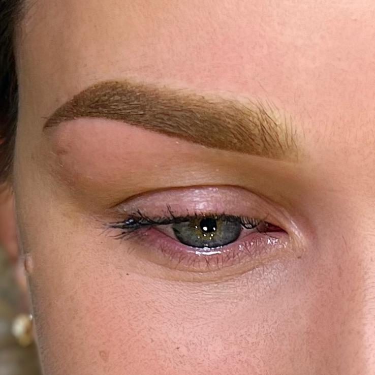 1. Перманентный макияж бровей «напыление»