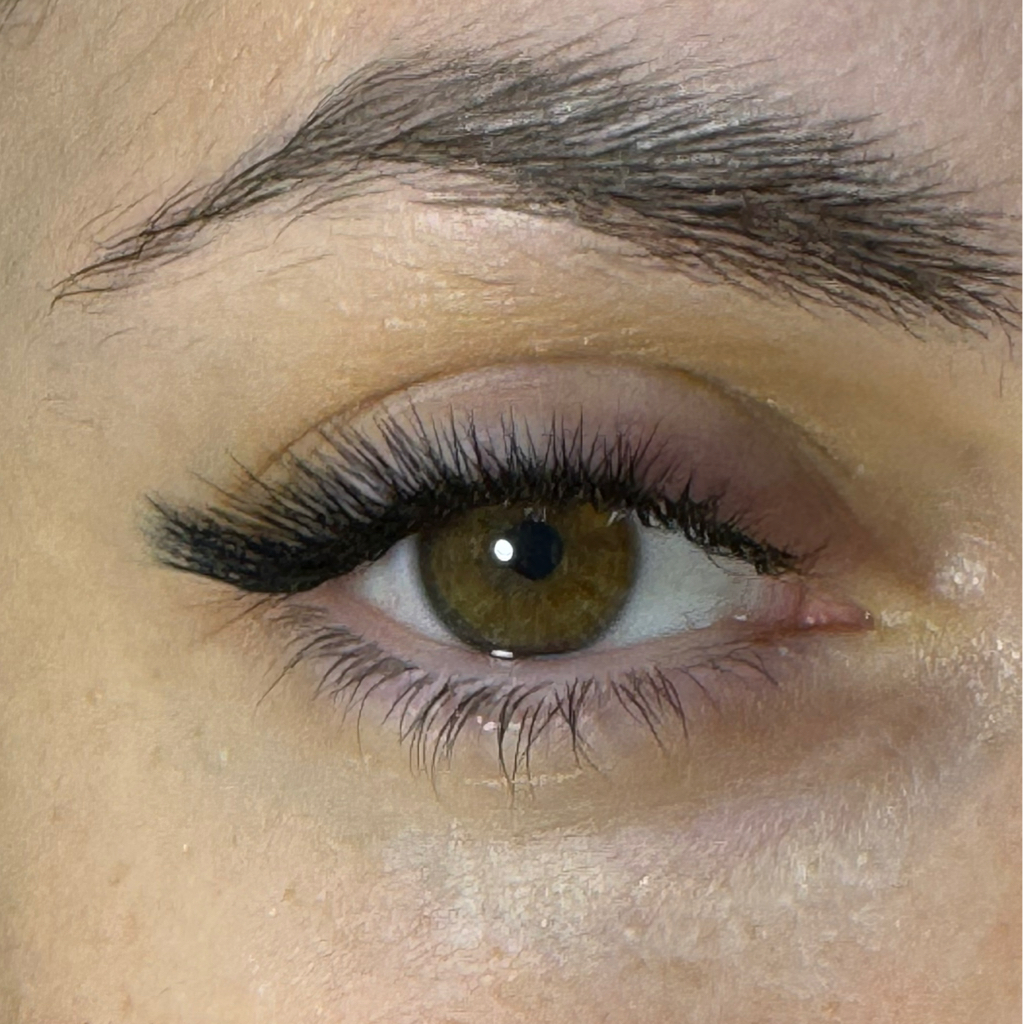 Коррекция наращенных ресниц