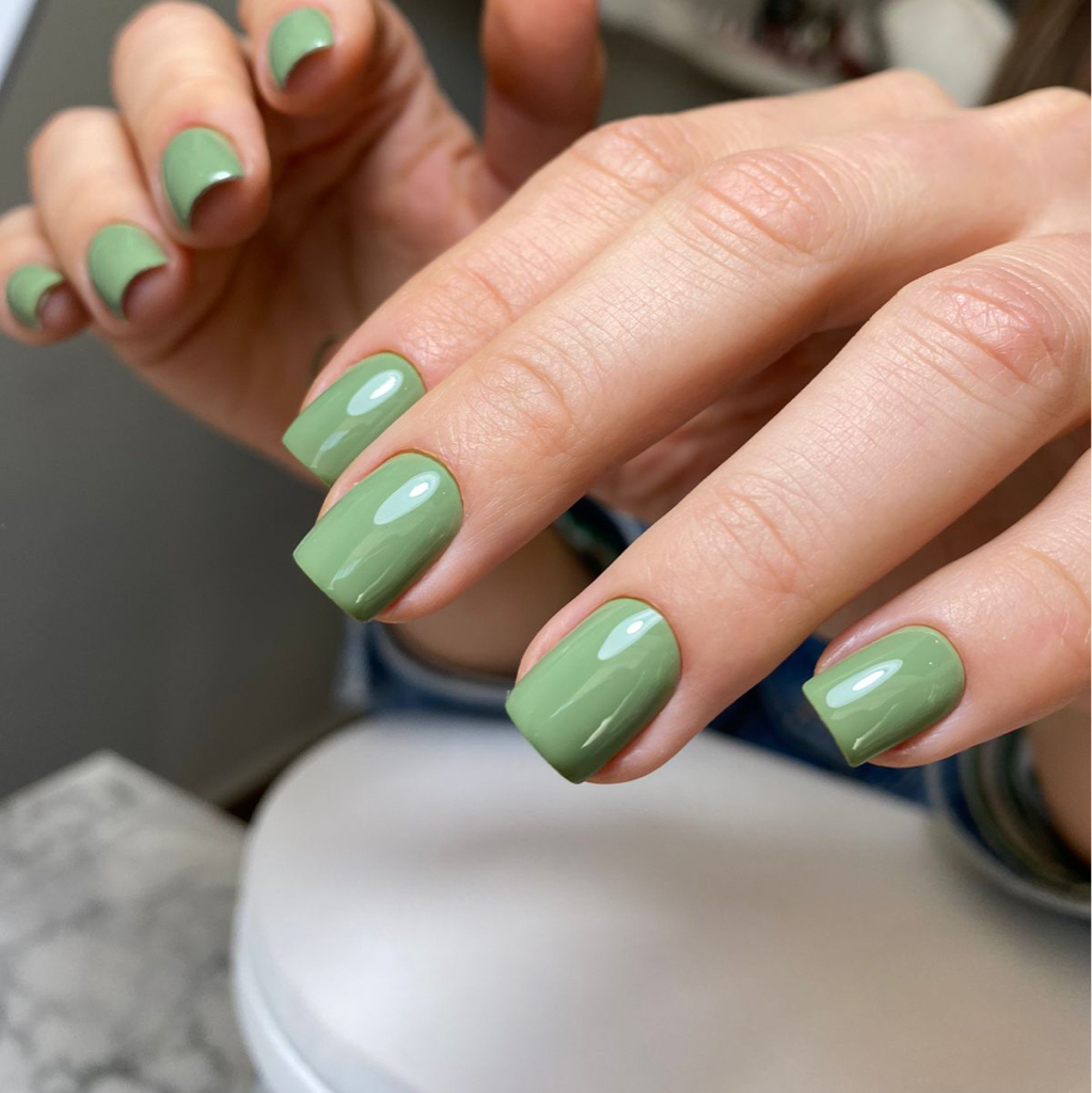 Маникюр с покрытием гель-лаком