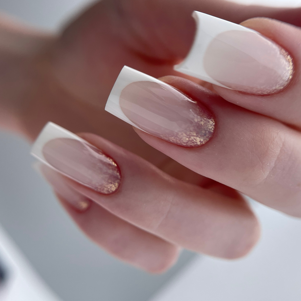 Френч + растяжка у кутикулы хлопьями юки.