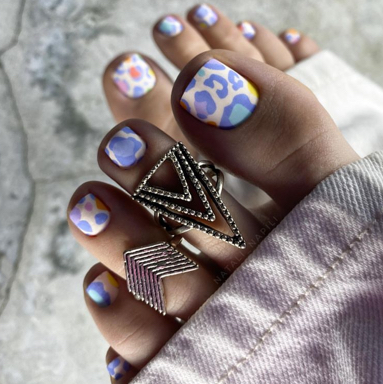 Педикюр с покрытием и дизайном.