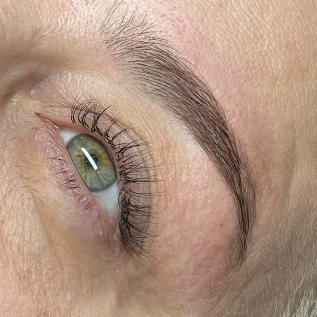 Коррекция бровей (нить/воск/пинцет)