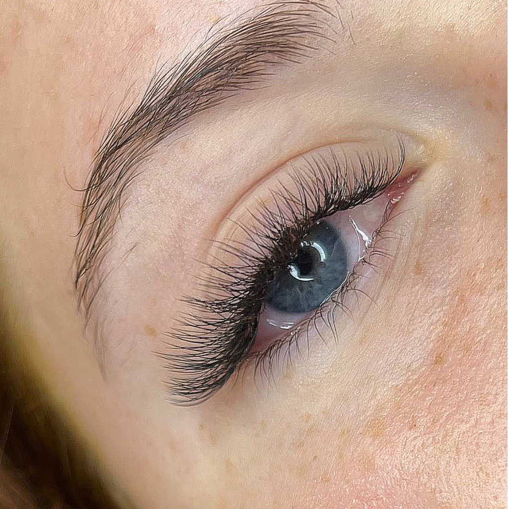 Коррекция наращенных ресниц (классика)