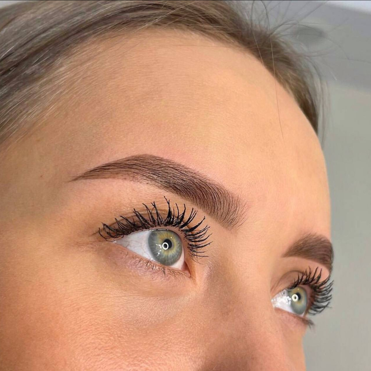 Коррекция бровей