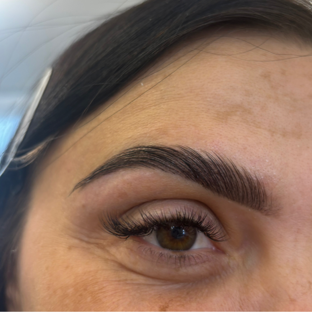 Коррекция и окрашивание бровей