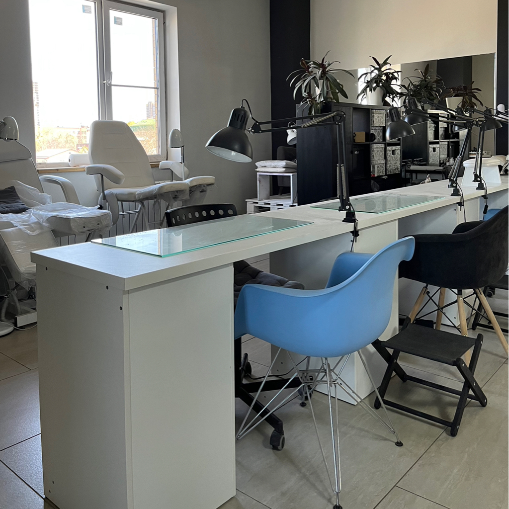 4 Маникюрный стол