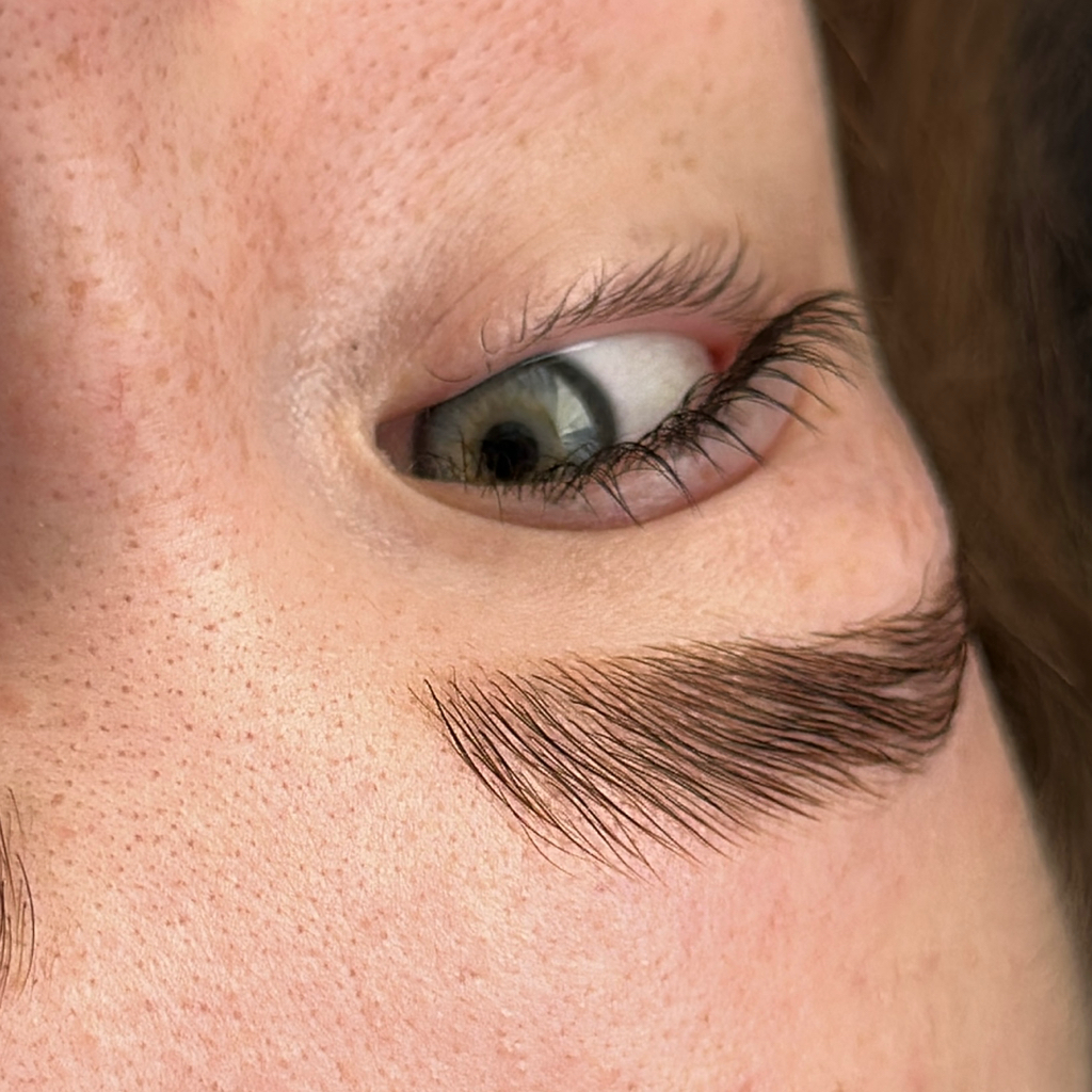 Ламинирование ресниц  (окрашивание + уход)