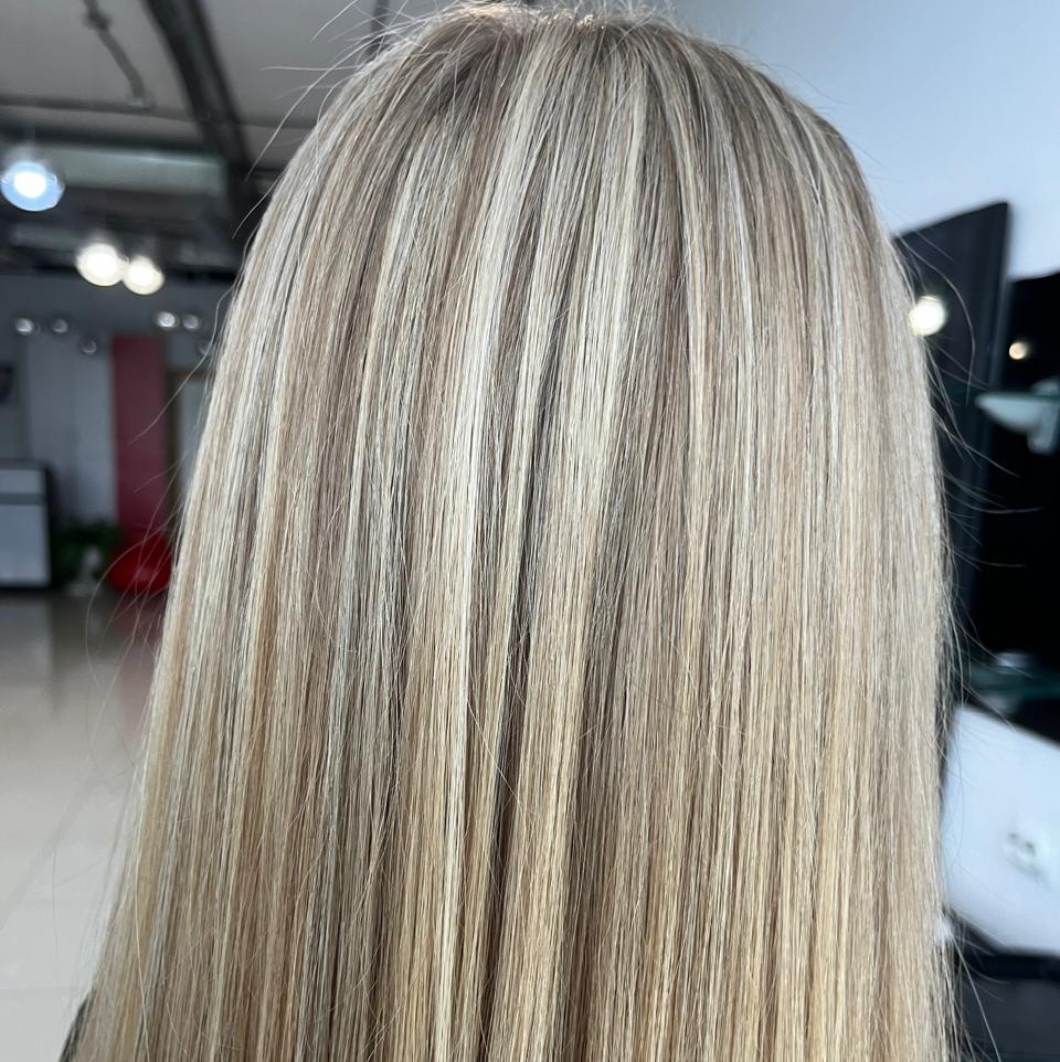 Окрашивание корней короткие( цена без учета красителя)