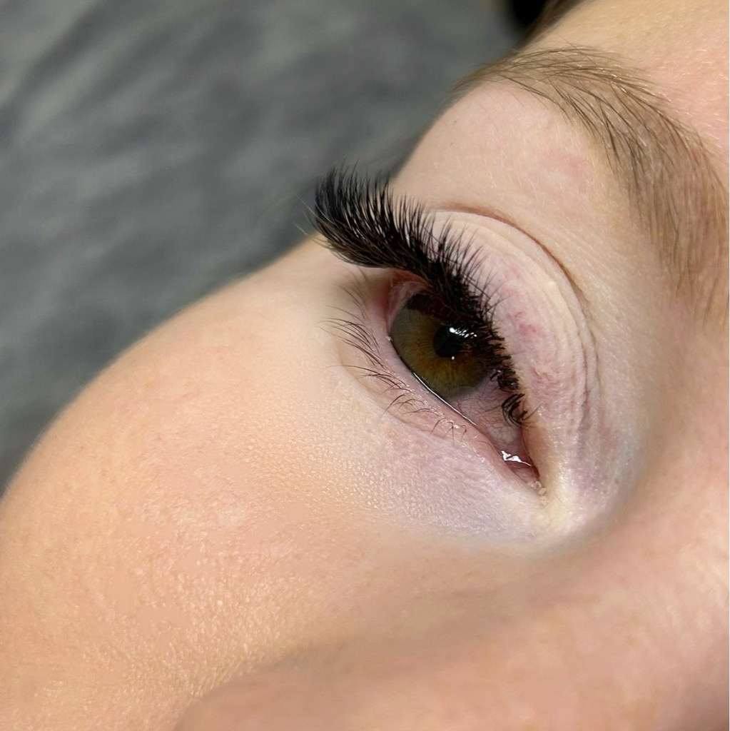 Наращивание ресниц 3D