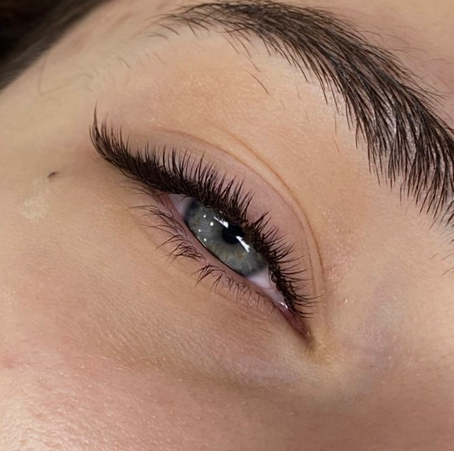 Наращивание ресниц 2D объема