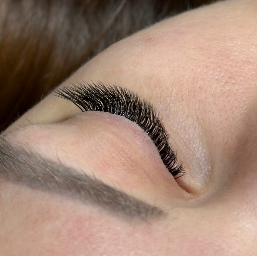 Наращивание ресниц, эффект СТРЕЛКИ