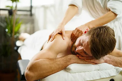 Мужской массаж шейно-воротниковой зоны